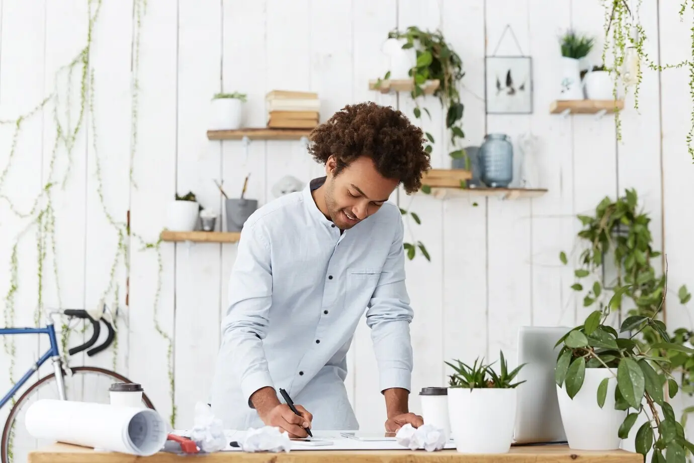 Fachkundiger und erfahrener männlicher Ingenieur erstellt Entwürfe und fertigt Zeichnungen an.